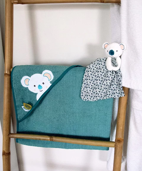Coffret Cadeau Cape De Bain Et Doudou Yoca Le Koala - 80 X 80 Cm 6 Coffret Cadeau Cape De Bain Et Doudou Yoca Le Koala - 80 X 80 Cm – Image 6