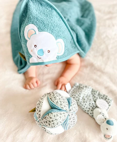 Coffret Cadeau Cape De Bain Et Doudou Yoca Le Koala - 80 X 80 Cm 7 Coffret Cadeau Cape De Bain Et Doudou Yoca Le Koala - 80 X 80 Cm – Image 7