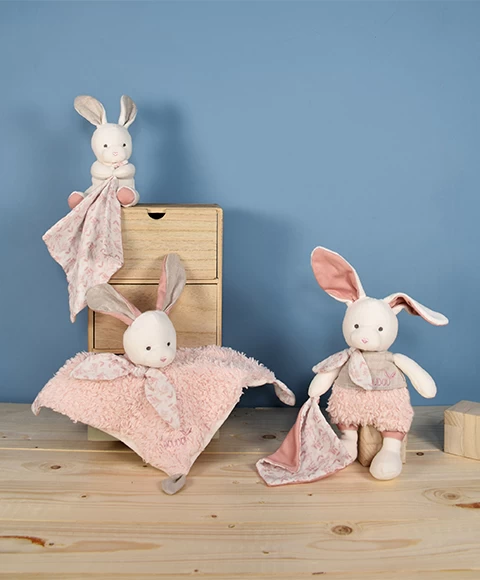 Doudou Carré Plat Lapin Rose En Coton BIO - 25 Cm 5 Doudou Carré Plat Lapin Rose En Coton BIO - 25 Cm – Image 5